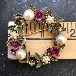 Vintage Jewelry - Vintage Pearl & Flower Brooch Vintage Jewelry - Vintage Pearl & Flower Brooch